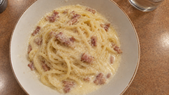 Assiette de pâtes crémeuses au bacon, vue de dessus