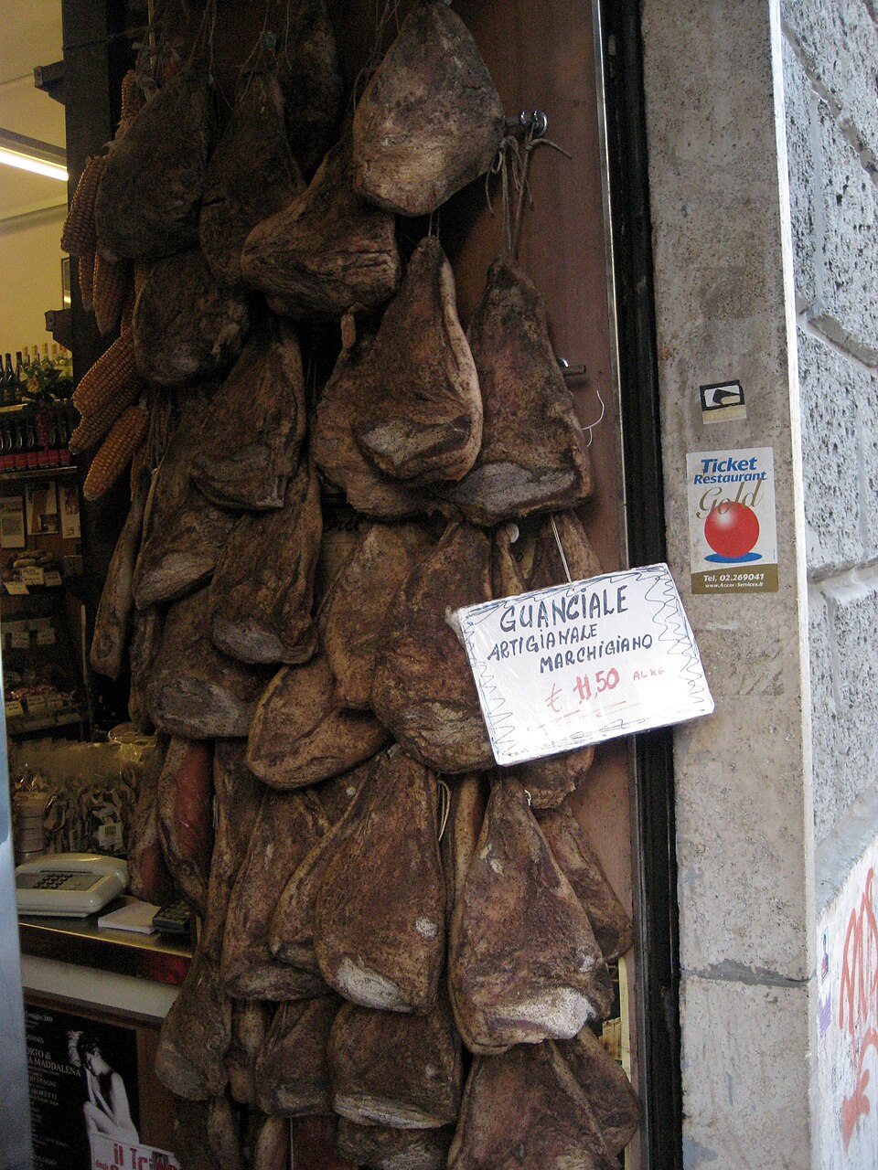 ローマのTrastevere地区の店先につるされた、多数の手作りguanciale。