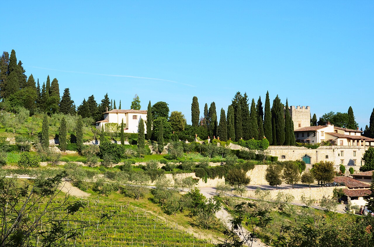 Castello di Verrazzano, à Greve in Chianti, au cœur du Chianti Classico. Seconde image : régions, lieux viticoles et cépages de la maison.