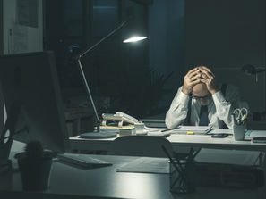 Psiquiatra e psicólogo comentam lei que cria certificação para empresas que promovem saúde mental