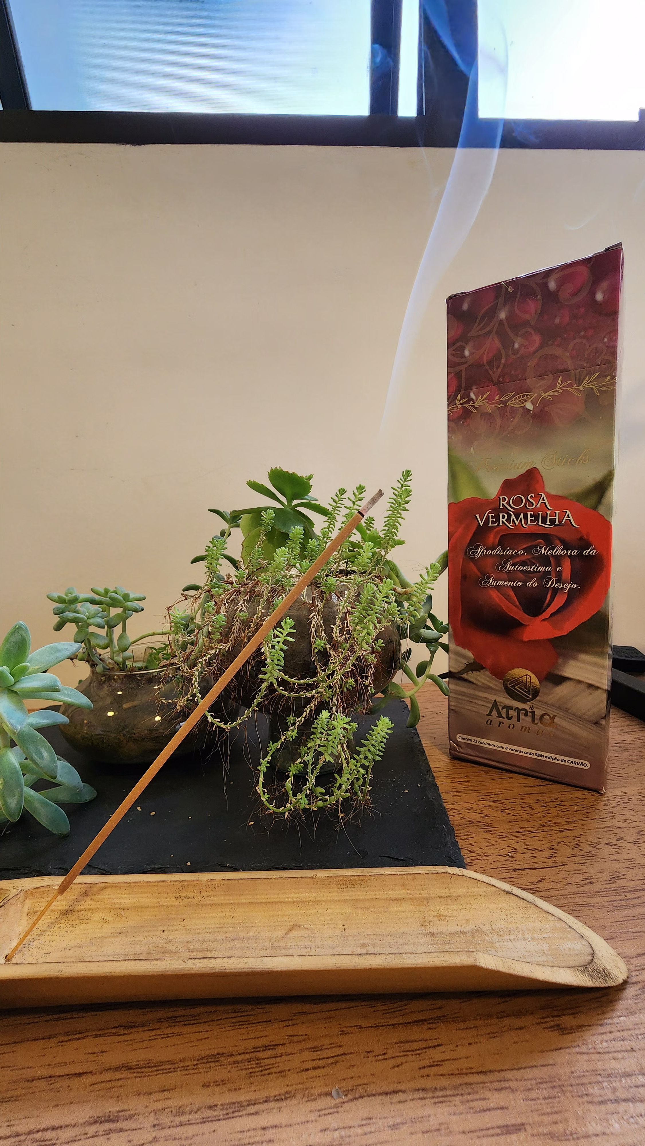 Ritual Diário: Incenso de Rosa Vermelha (Queima Limpa)