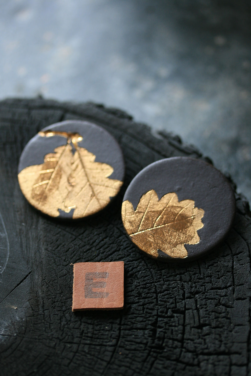 Miniature : Bijoux uniques - boucle d'oreille herbier en porcelaine noire et or