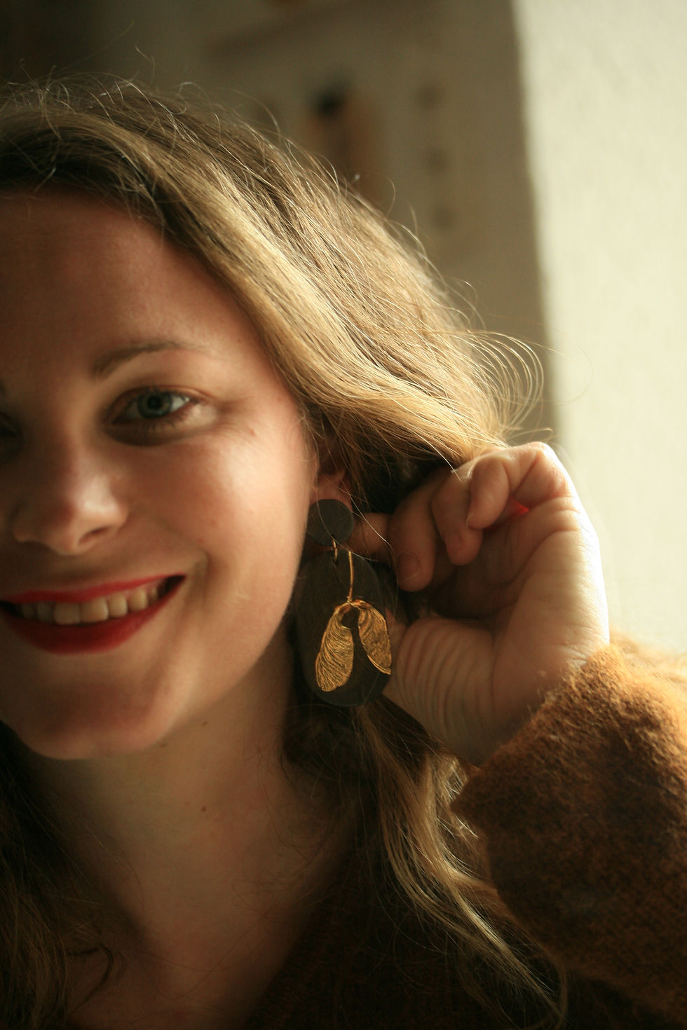 Miniature : Bijoux uniques - boucle d'oreille herbier en porcelaine noire et or