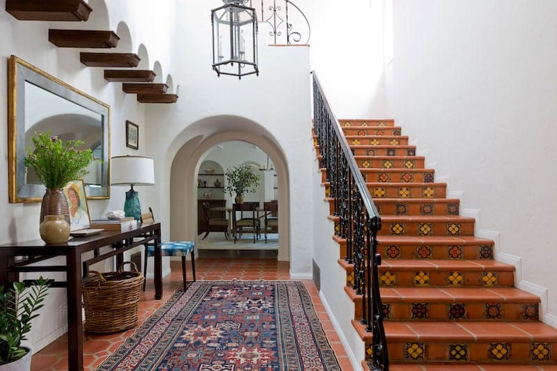 Stones and ceramics are common in Spanish interior design, along with carved wooden panels and wrought iron pieces. Terracotta tiles are used abundantly for the flooring and roof. Beige or cream area rugs are often chosen to soften the ground (in case you’re wondering, here’s how to choose the right rug).