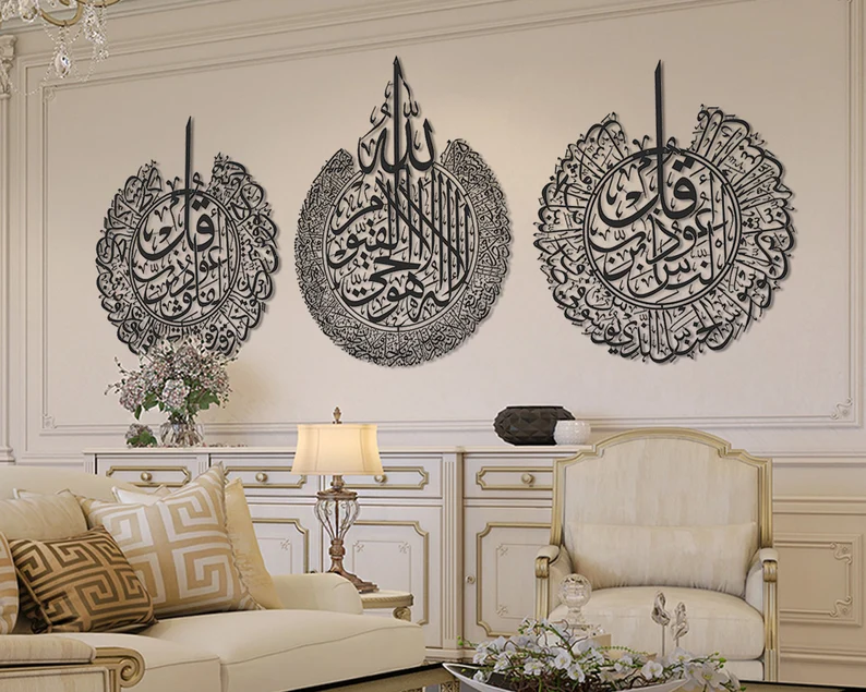 The colour palette comprises warm and luxurious hues (learn more about warm versus cool colour tones here). For example, creams and other warm neutrals, whilst greens and blues are also commonly found. The walls of the Arabian design style are particularly interesting. Intricate wallpapers are allowed to create a statement, whilst portraits with verses of Arabic written can be found in almost every room of the home.