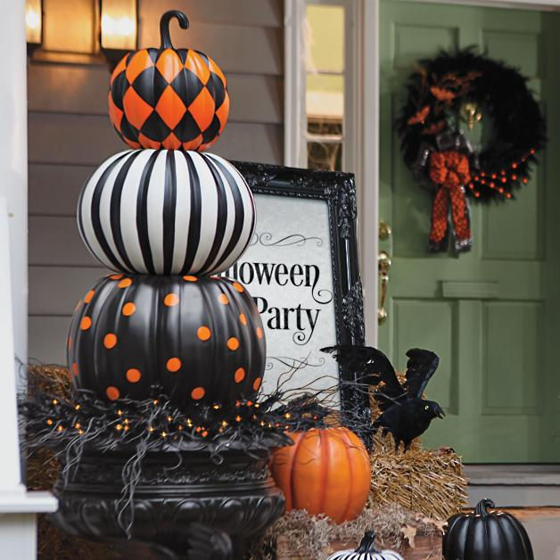 Pumpkins are a classic choice when decorating your home for fall. You can brighten up your front door by stacking pumpkins on either side. An easy way to do so is to join them together with hot glue. Don’t forget to add some carved pieces for a fancier look. Also, be sure to prepare your pumpkins beforehand to preserve them for decor. Stacked pumpkins also make for great Halloween decor!