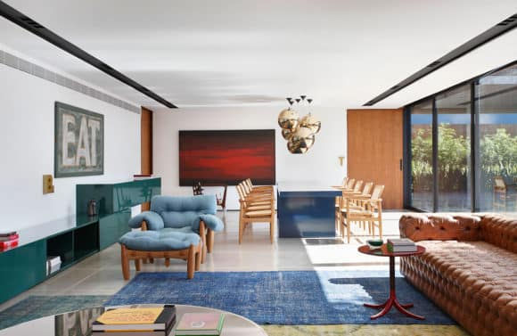 Indigenous Brazilian materials and sleek, curvy shapes define this interior design style. The pieces incorporated are functional and elegant, cutting out on extra ornamentation and detailing. Brazilian interior design is big on natural light. As such, you can find large windows with little to no window treatments, allowing sunlight to illuminate the space during the day. For dark hours, these interiors rely on statement lighting fixtures, such as stunning chandeliers and massive table lamps.