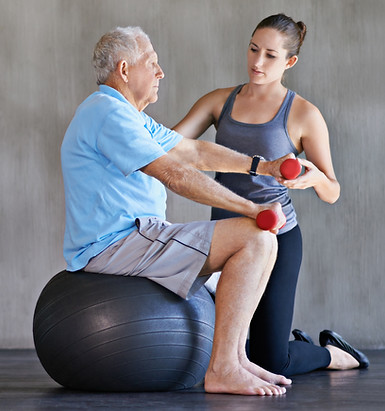 Mand hjælpes med balance og styrke