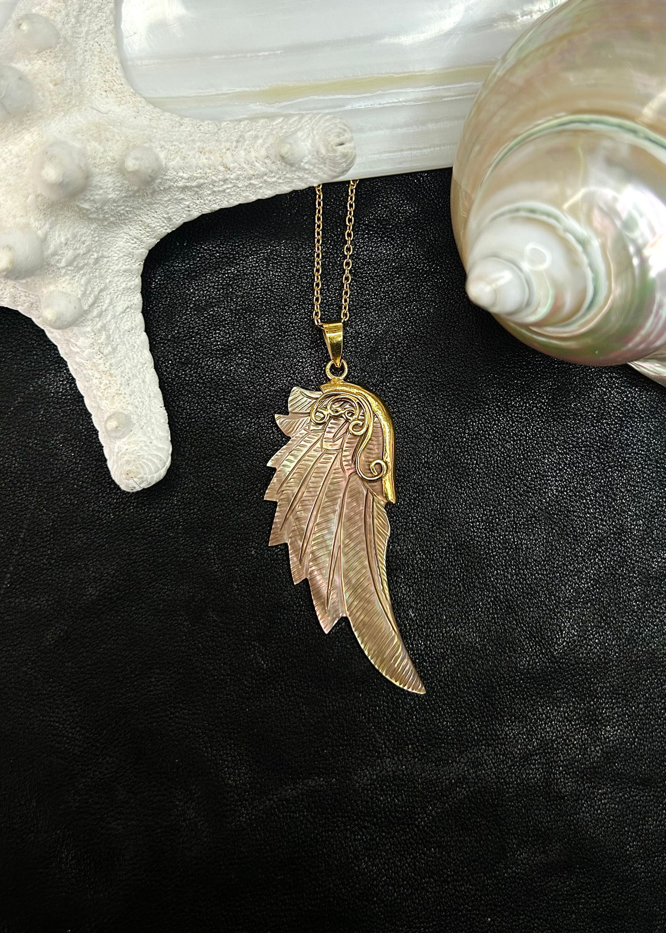 Ornament Wing Necklace Pink Shell