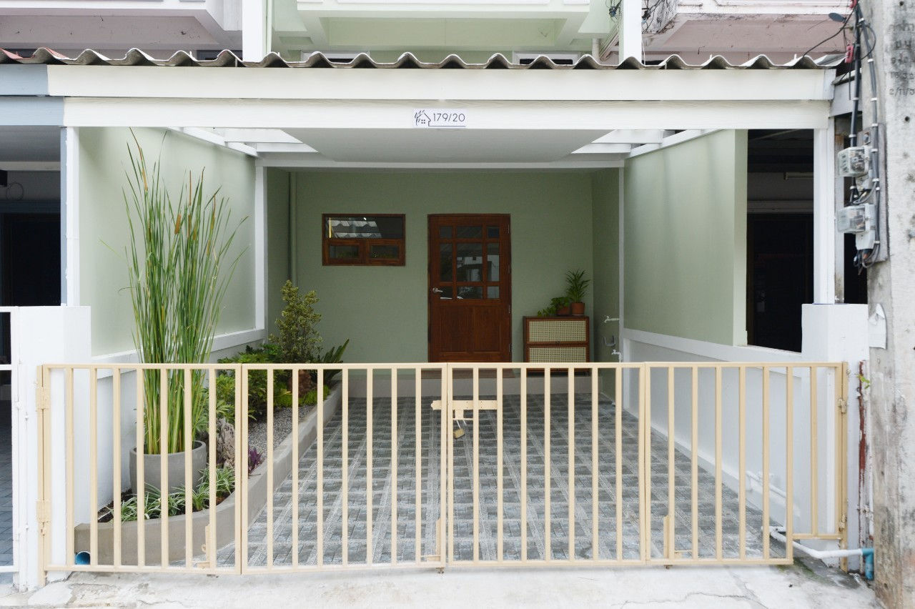 ทาวน์โฮมรีโนเวท ขนาดใหญ่ ใกล้เมืองพิกัด ในโครงการ หมู่บ้าน​สุจิตรา