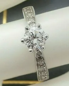 ANELLO con zircone centrale di 5 mm. e con pavè laterali in ORO BIANCO 18 kt