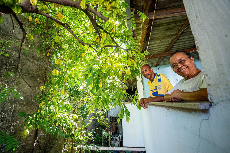 Dona Lica e Seu Beto em frente a sua Caramboleira | Foto: Douglas Cavalcante