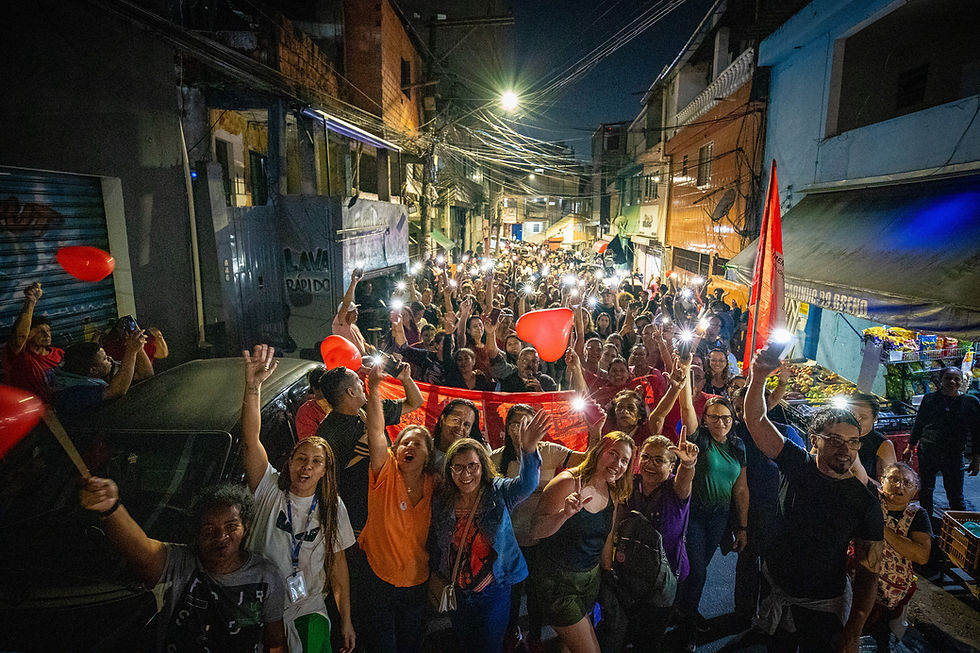 Movimentos sociais e moradores caminham pelas ruas de Heliópolis pelo fim da escla 6x1 e por creche em tempo integral para crianças de 4 à 5 anos | Foto: Rafaela Sartorelli 