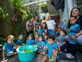 Vivência pedagógica leva crianças para colherem frutas em quintal da comunidade