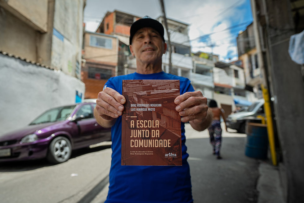 Braz, segura seu livro recém lançando em rua de Heliópolis | Foto: Douglas Cavalcante