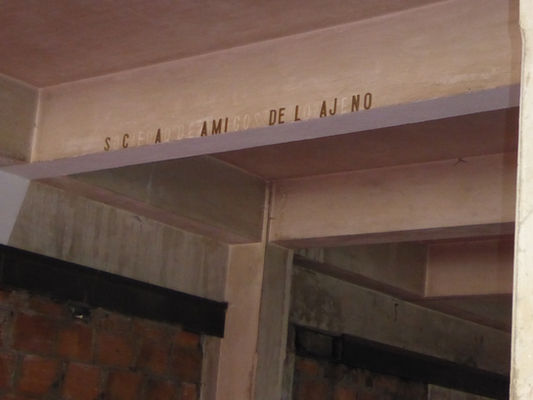 Titulo letras de Bronce y dibujo de ausencia