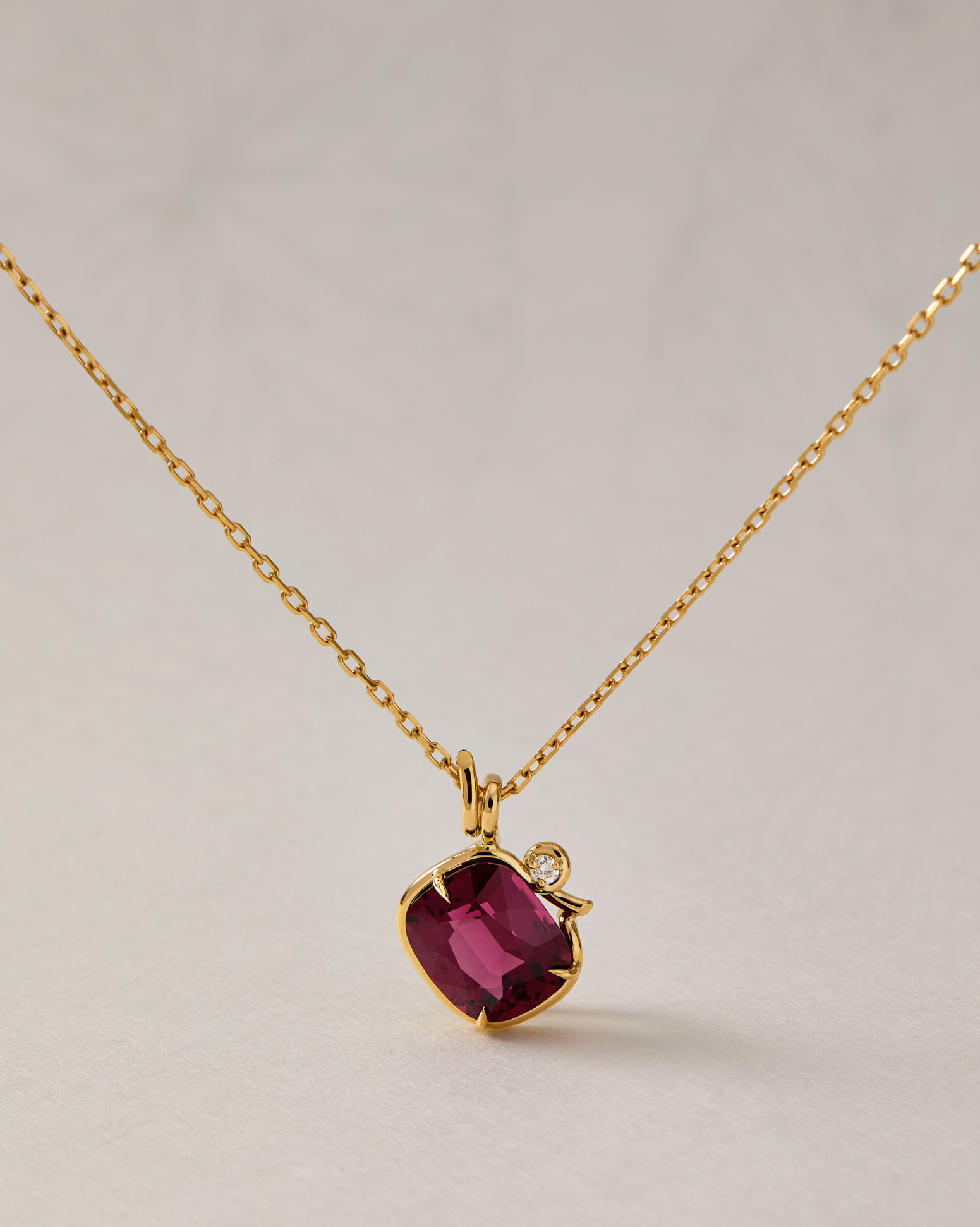 Single Line pendant with Garnet & Diamond in 18k Yellow Gold