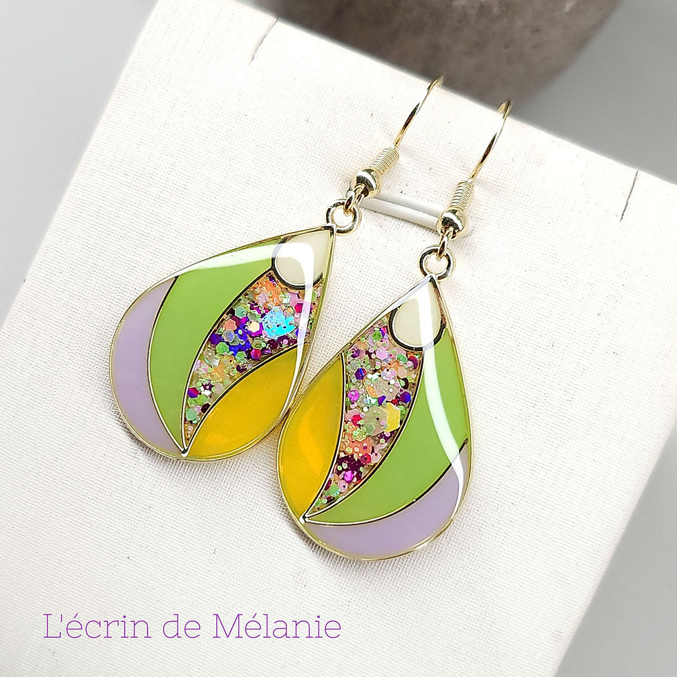 Boucles d'oreille en resine - Chanelle