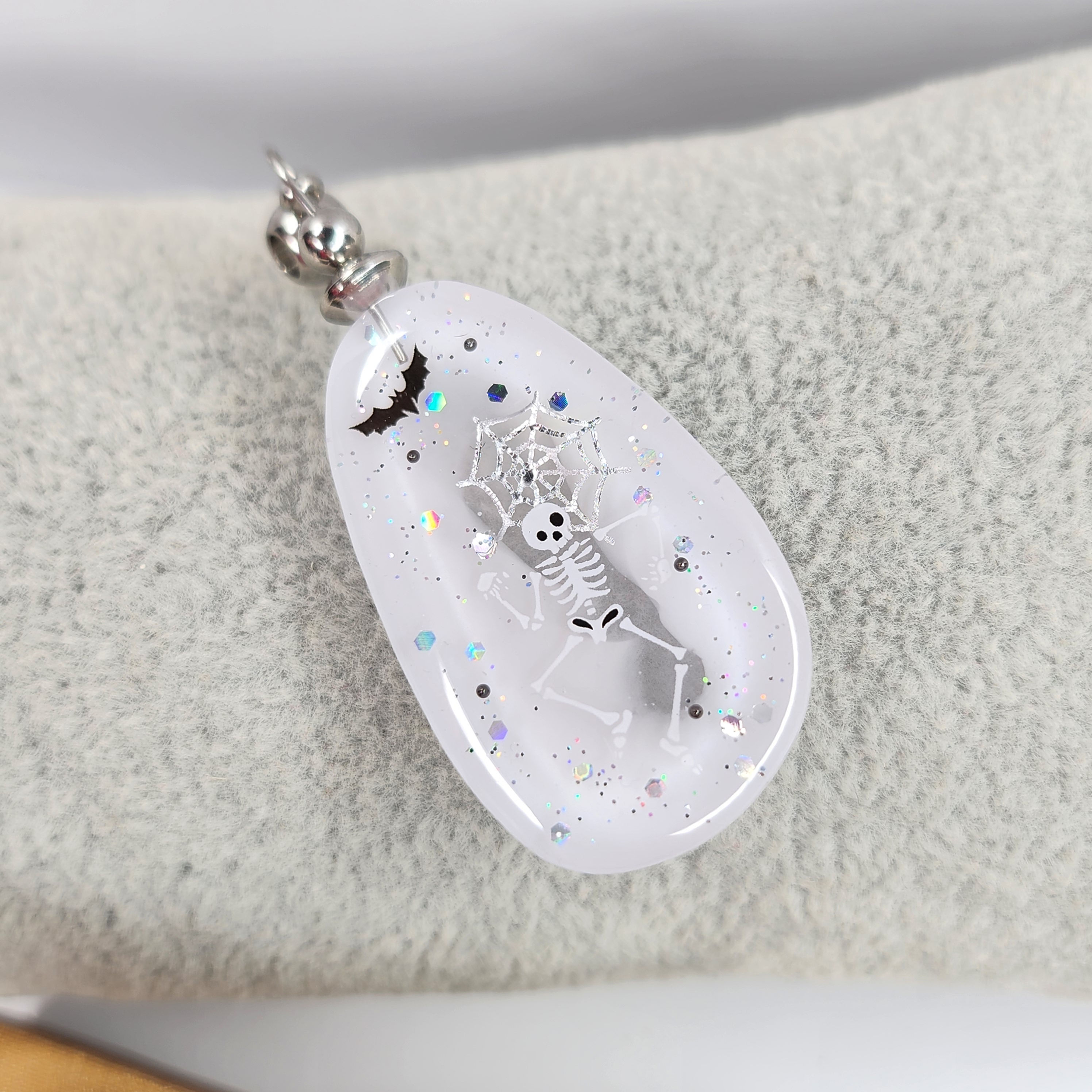 Le squelette - Collier Galet tout en résine 