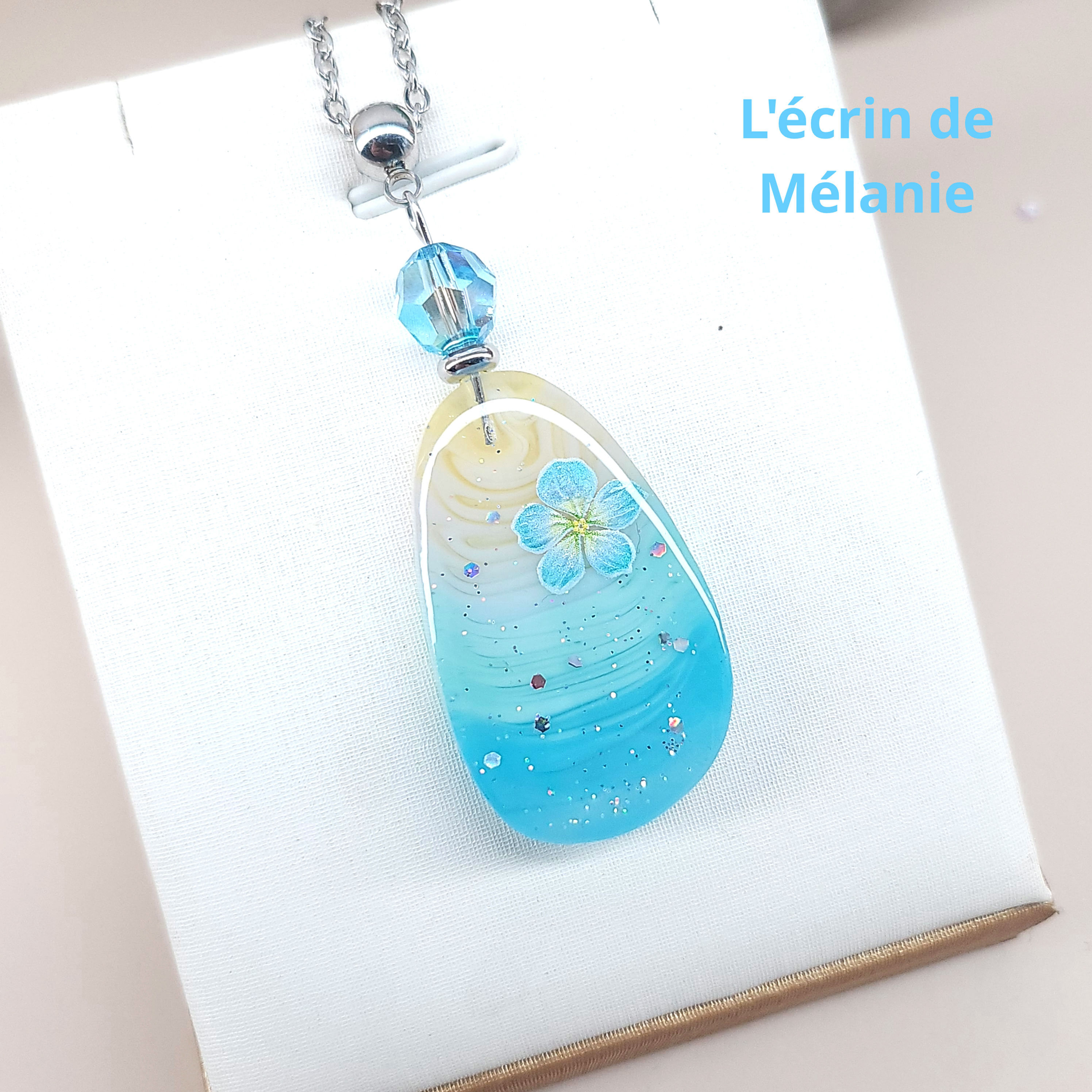 Sur le bord de mer - Collier Galet tout en résine