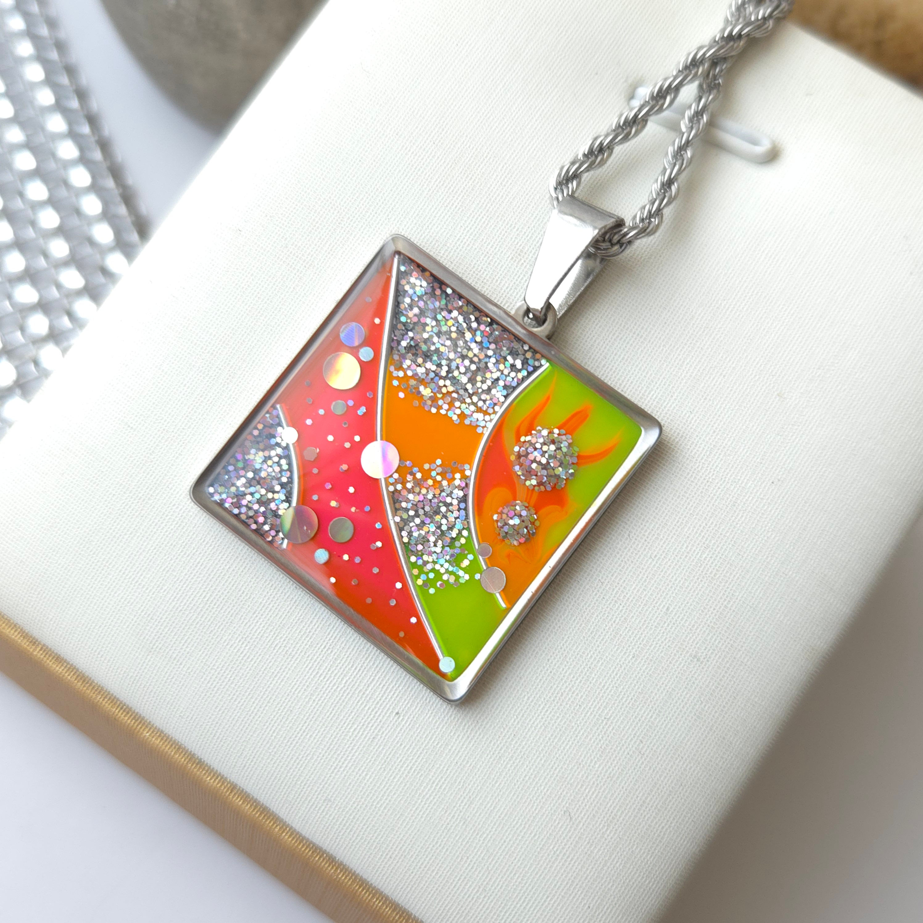 Alana - Collier Carré en acier et résine