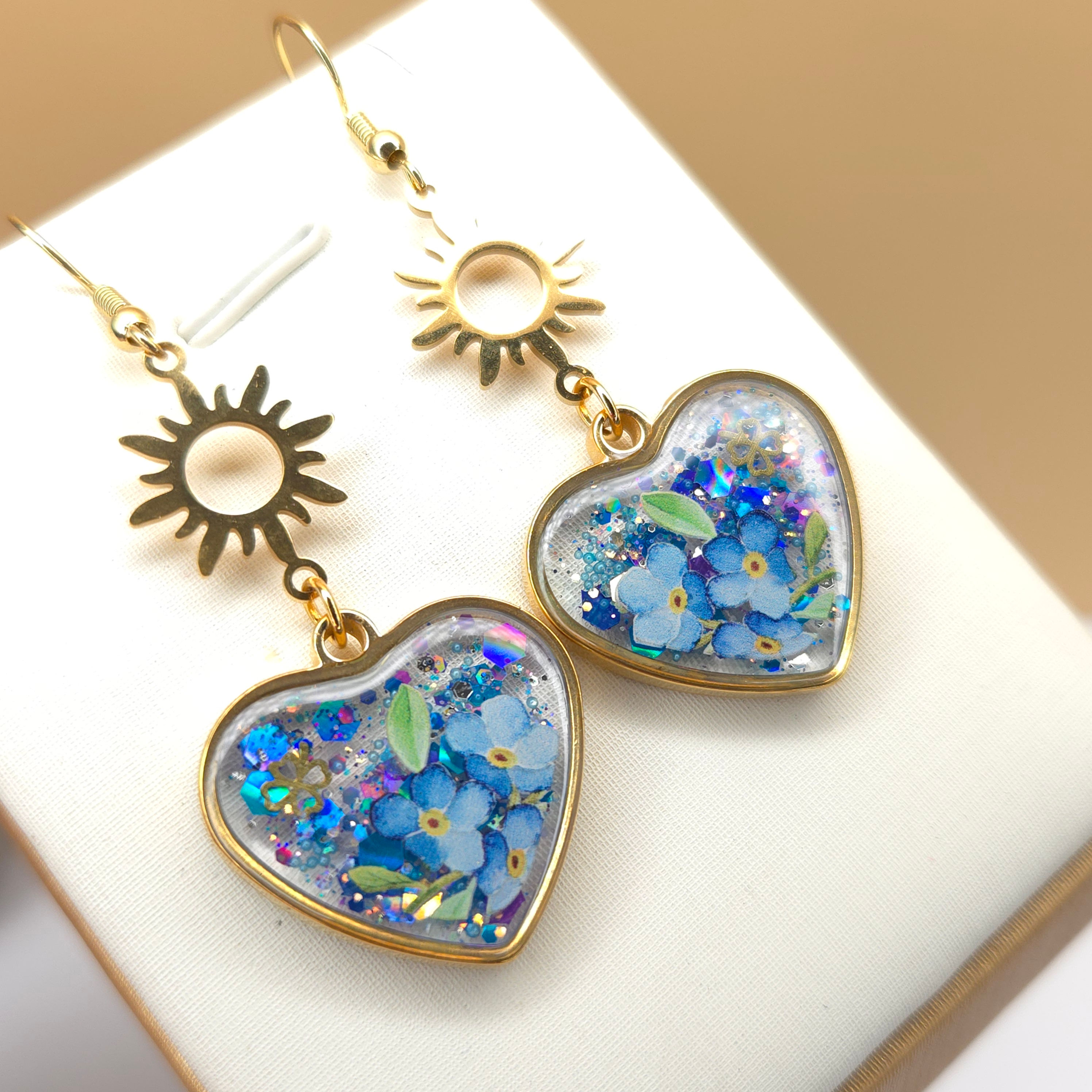 Fleurs bleues - Boucles coeurs en acier et resine   