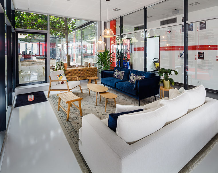 Exklusiver Showroom mit modernem Vorraum und Lounge-Bereich, gestaltet von Rames Cam Interior Design.