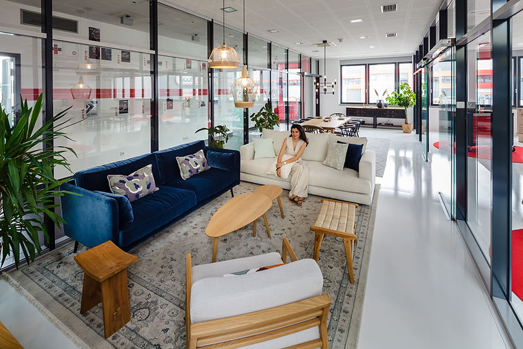 Showroom Eingangsbereich mit moderner Lounge, Designmöbeln und heller, offener Raumgestaltung. Costal Style und Scannt