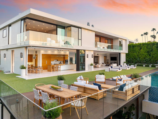 Photo of an outdoor alfresco design with pool