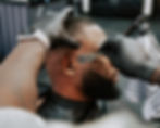 Homme en train de se faire couper les cheveux au salon Blackchata