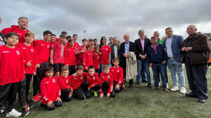 Paco Díez y Begoña Villacis visitan la sede de fútbol 7 de Parque Lineal Manzanares durante los partidos de liga de la mañana del sábado