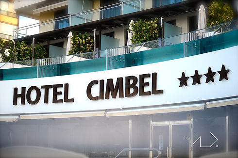 Piscinas exteriores Suites Hotel CImbel.jpeg