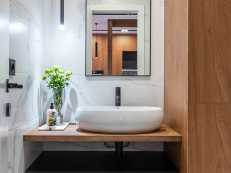 Muebles de baño 2026: suspendidos, cálidos y con almacenaje de verdad