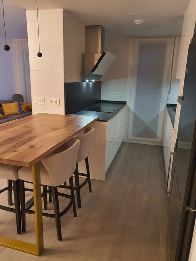 Blanco y negro con madera natural