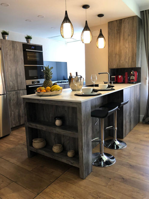 Cocina península madera