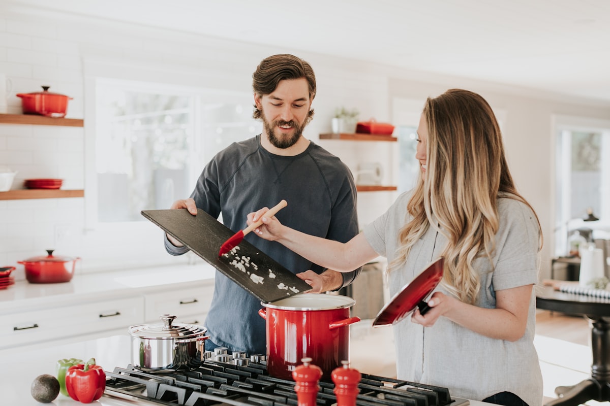 Femme cuisinant avec plaisir pour une alimentation sûre enceinte