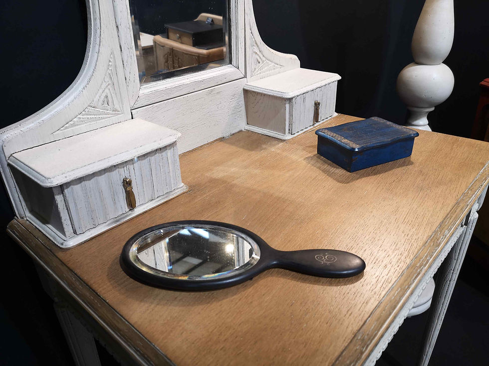Miniature : Coiffeuse blanche
