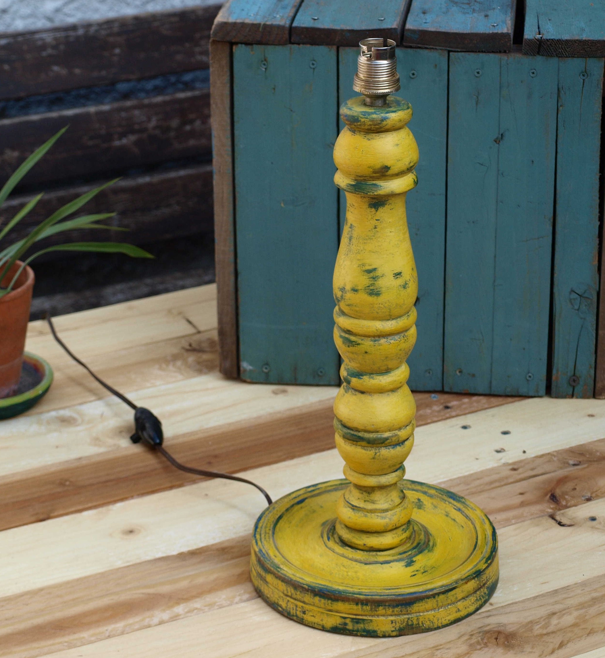 Pied de lampe tourné