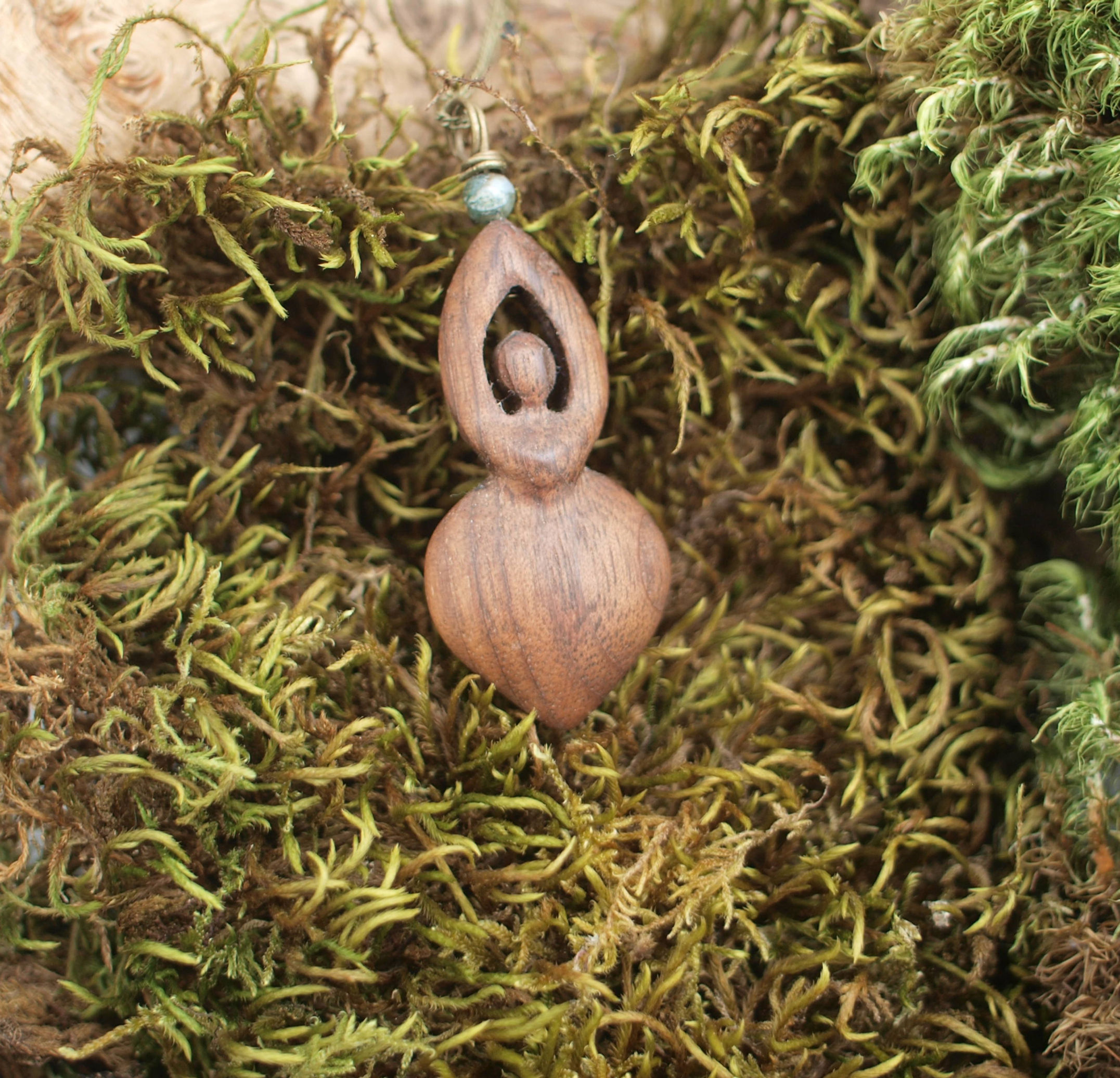 Pendentif déesse noyer