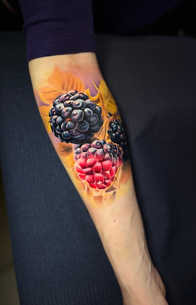 realistische-brombeer-color-tattoo-unterarm-janosch-inkwerk-bern