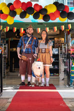 Cães desfilando com trajes típicos na Oktoberpet de Blumenau.