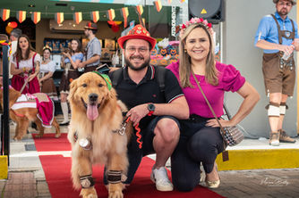 Família com cães fantasiados em trajes de Oktoberfest na Atolpet Blumenau.