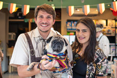 Fotógrafo e tutores com cachorro fantasiado na Oktoberpet em Blumenau.