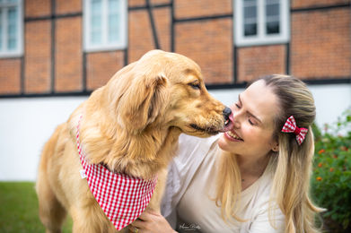 Tutora sorrindo com seu Golden Retriever durante ensaio pet em Blumenau.
