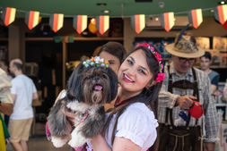 Cão fantasiado em evento alemão na Oktoberpet Blumenau.
