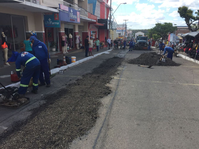 Prefeitura realiza tapa-buracos com asfalto por toda a cidade