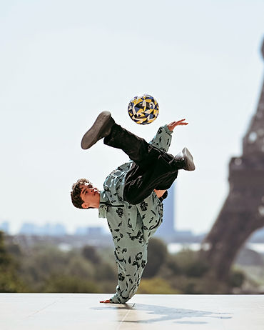 geste acrobatique de freestyle football au Trocadéro à Paris
