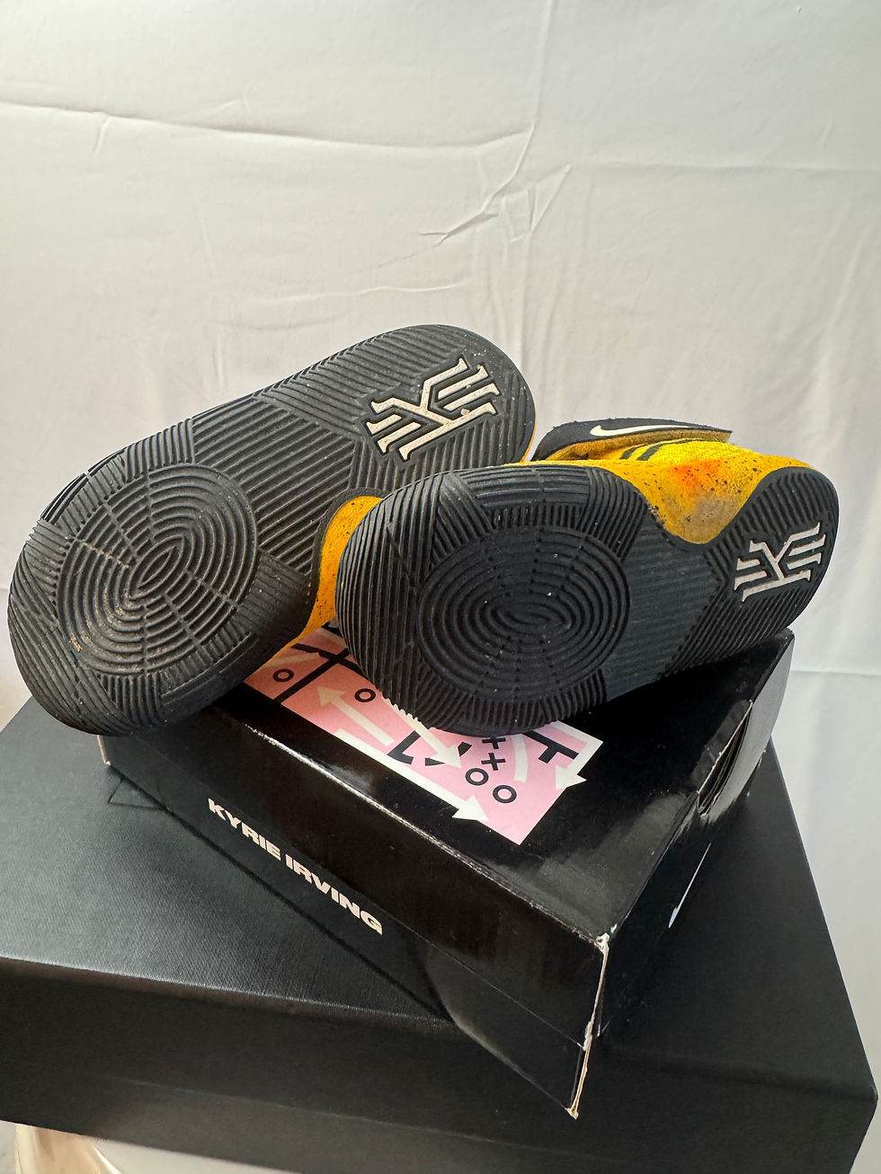 Thumbnail: Nike Kyrie 2 School Bus Yellow Black Basketball Youth -Kyrie Irving