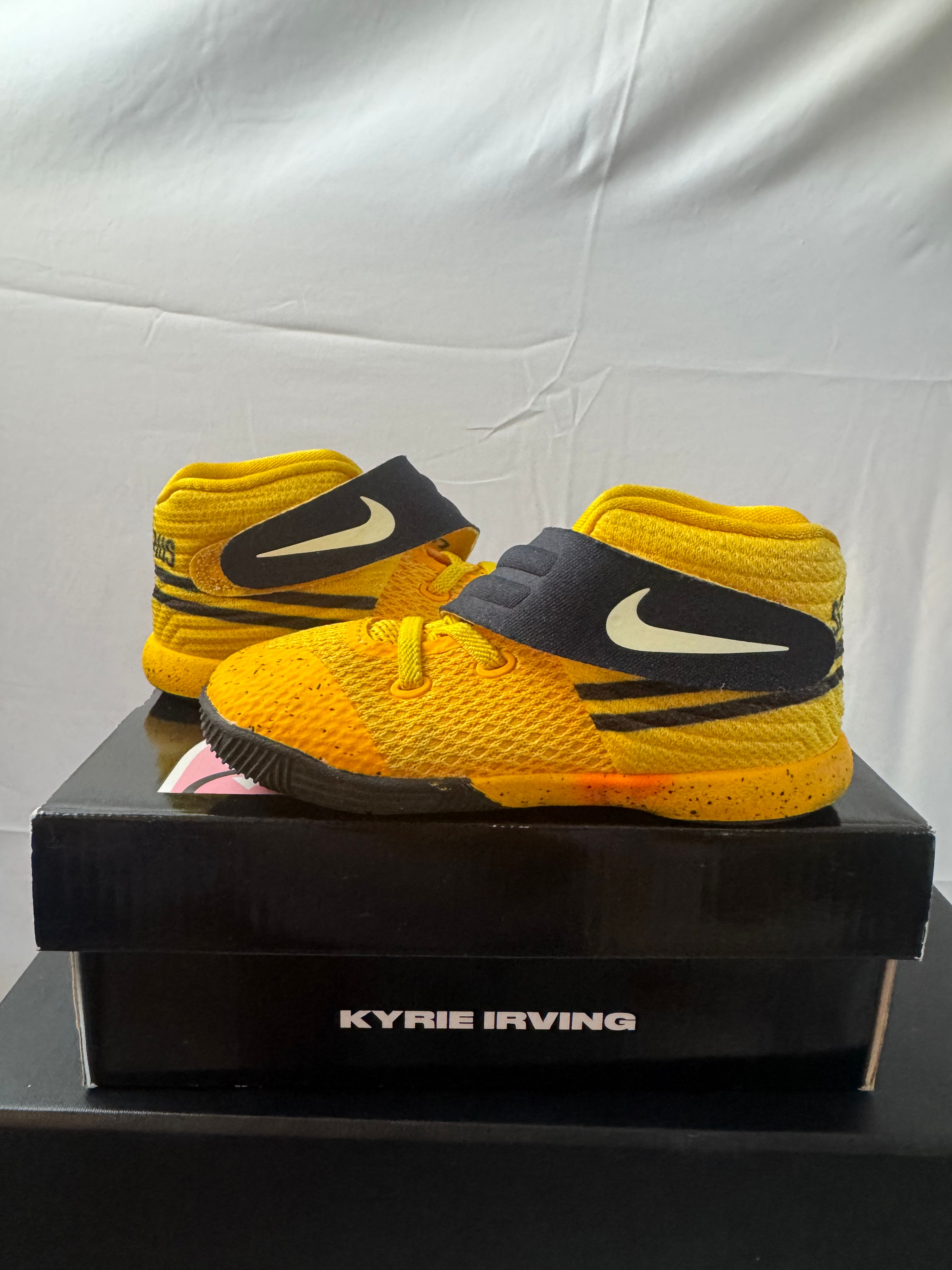 Nike Kyrie 2 School Bus Yellow Black Basketball Youth -Kyrie Irving