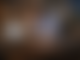 Person scrollt Stellenanzeigen am Laptop und entscheidet sich gegen eine Bewerbung.